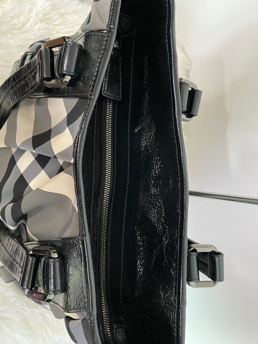 Burberry Beat Check Patent Tote • Made in Italy - Picture 4 of 15
